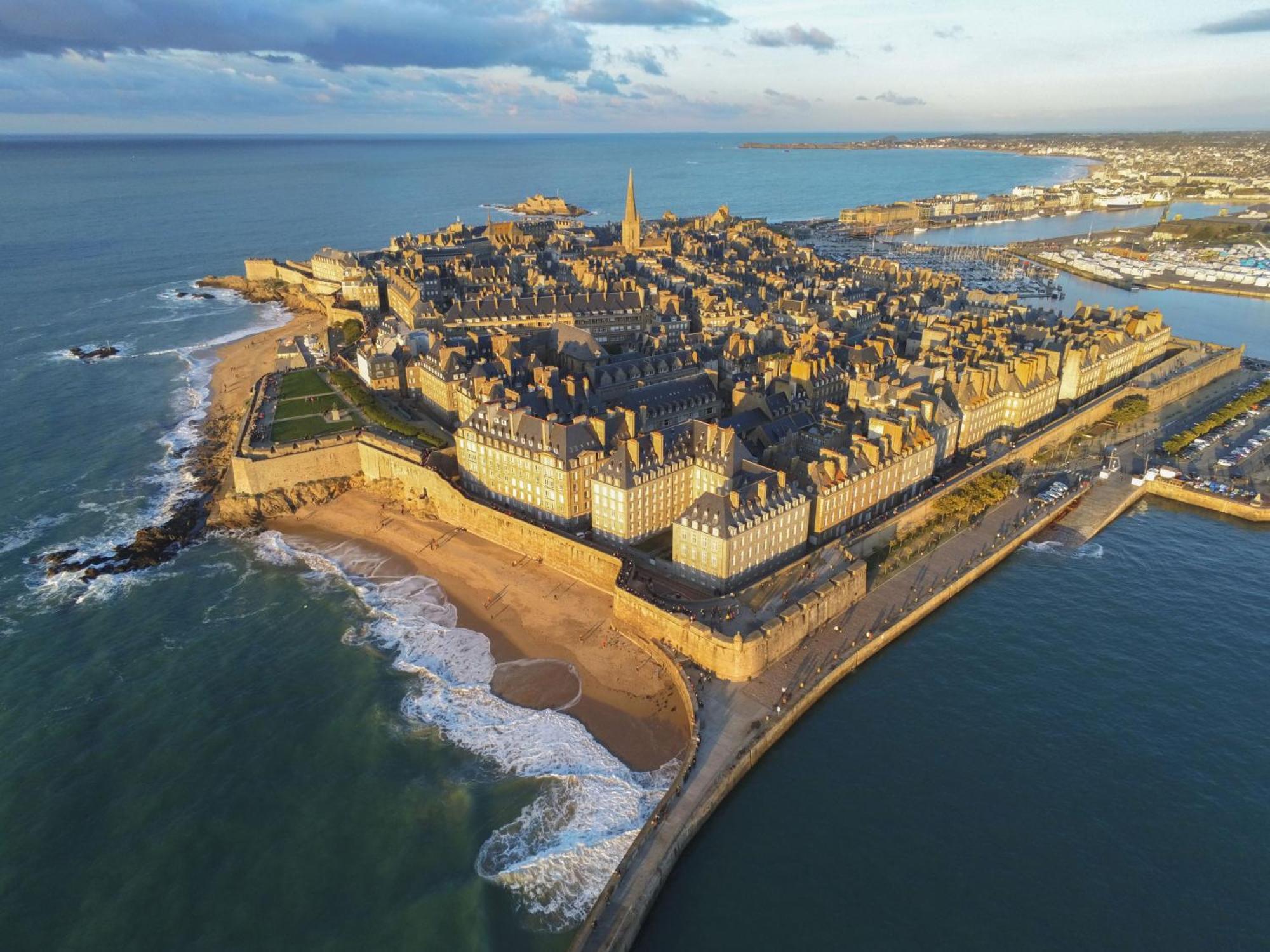 Demeures & Chateaux - Hotel De La Porte Saint-Malo Dinan Bagian luar foto